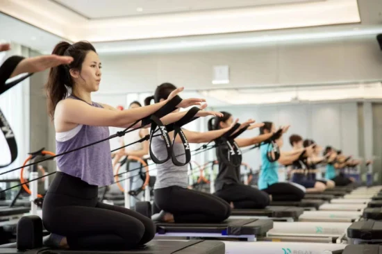 Reformer Pilates Cama branca Alumínio Equipamento de treinamento para ioga Função múltipla